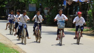 Kinderen fietsen Cambodja