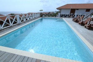 Zwembad bij appartement in curacao