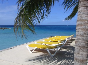 Zonnen op het strand van curacao