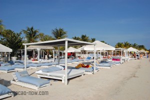 Relaxen op het strand van curacao
